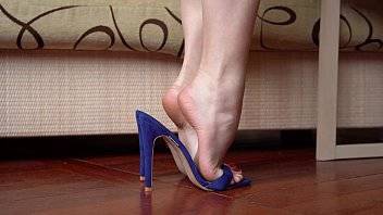 Feet In High Heels Closeup, Dangling And Dipping - xvideos.com