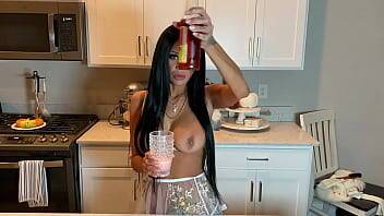 Willow Lansky's Topless Food Reviews Lester's Fixins Bacon Soda - xvideos.com - Japan
