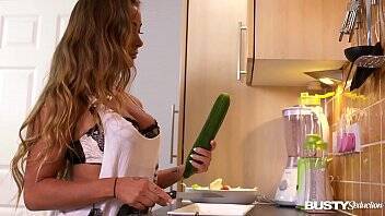 Busty seduction in kitchen makes Amanda Rendall fill her pink with veggies - xvideos.com