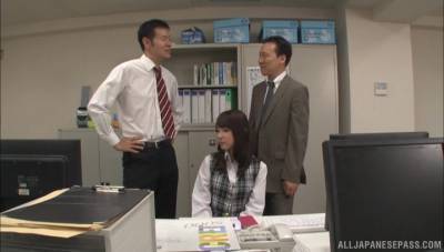 Office babe gets intimate with two co-wrokers - xbabe.com - Japan