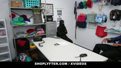 Muslim Shoplyfter (Delilah Day) Caught Piling Expensive Merch Under Her Hijab - sexu.com