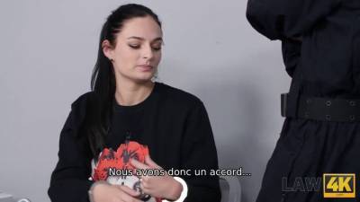 Jolie fille ne peut pas voler une voiture mais elle peut satisfaire - sexu.com - France