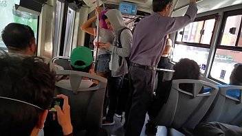 Comenzo como un arrimón en el metrobus y termine montada encima de su verga (Twitter: @Hyperversos2) - xvideos.com