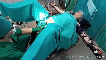 Gynecologist having fun with the patient - xvideos.com