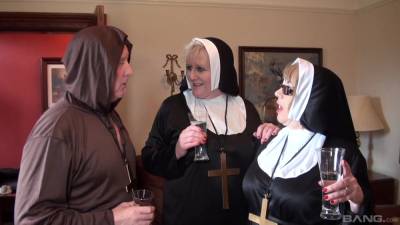 Nuns fuck with the monk in crazy threesome fetish - hellporno.com
