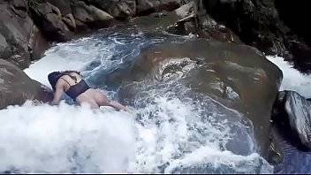 Lilyan se da un chapuzón muy atrevido al borde de una cascada - xvideos.com