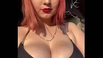 18 YEAR OLD WOMAN SHOWS TITS OUTDOORS - xvideos.com