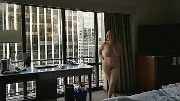 Mature hottie naked in hotel window - xvideos.com