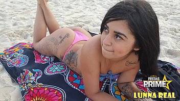 Novinha sozinha na praia de Copacabana Chama a atenção de Pescador tarado , Dj Jump e Festa Prime - xvideos.com - Brazil