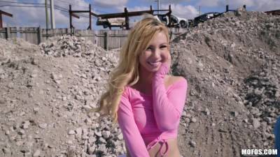 Blondie Kenzie Reeves gets lost and fucked hard at a construction site - anysex.com
