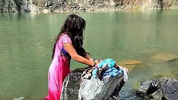गाव की लड़कि कपड़ा धो रही थी तभी जाकर जबरदस्ती चोदा। उसका mms वीडियो लिक - xvideos.com
