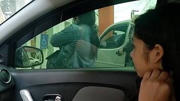 Novinha safada se masturbando em frente ao banco dentro do carro. Lalla Potira - Betosmoke - xvideos.com
