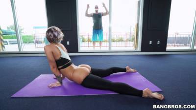 Jada Stevens - JMac - Mature bends ass in sporty action for trainer's huge dick - hellporno.com