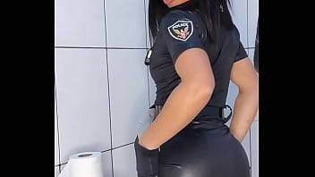 Policial safada fazendo xixi - xvideos.com