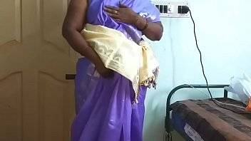 देसी भाभी अपनी साड़ी उठाकर झाटों वाली चूत दिखाती हुई - xvideos.com - India