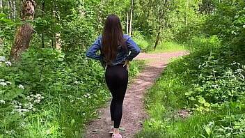 Met a stranger in the woods and quickly fucked her in the bushes - xvideos.com