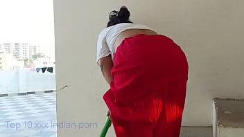 XXX नौकर रामू की बेटी को सीढ़ियों पर झाड़ू लगाते हुए पकड़ा फिर रूम में ले जाकर पीरियड्स में ही गाँड़ की जबर्दस्त चुदाई कर दी। साफ़ हिंदी आवाज़ में - xvideos.com - India