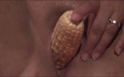 Gina Gerson - Jo Jo - Taking on a corn cob - xhand.com - Germany