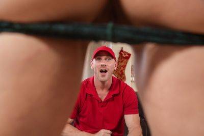 Kendra Lust - Johnny Sins - Jo Jo - Kendra Lust gets a good dicking from pizza delivery man - xhand.com