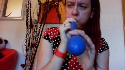 Nicoletta gioca con questi grandi palloncini fino a venire in un fantastico orgasmo - European - xhand.com