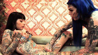 Tattooed babes Amber Luke and Tiger Lilly play with toys - drtvid.com